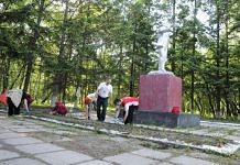 Накануне Дня России коммунисты Свободного высадили цветы на клумбах у восстановленного памятника Ленину