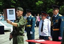 28 военнослужащих приняли присягу на свободненском Мемориале Славы в День России