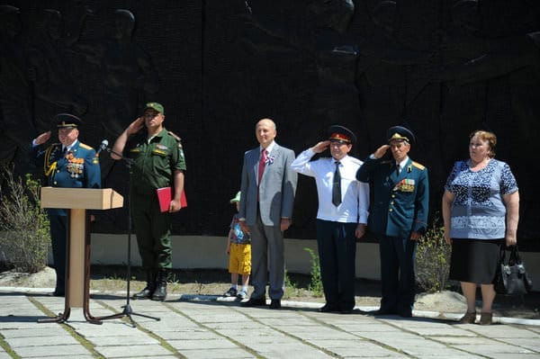 28 военнослужащих приняли присягу на свободненском Мемориале Славы в День России. Новости