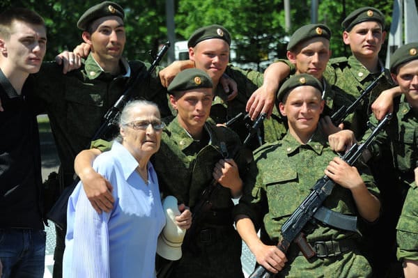 28 военнослужащих приняли присягу на свободненском Мемориале Славы в День России. Новости