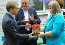 Александра Козлова на открытии детского сада в Свободненском районе встречали с мёдом