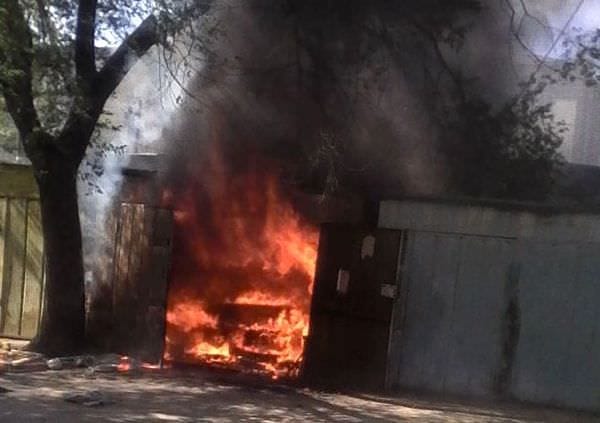 Днём в Свободном сгорели гараж с японским автомобилем и сарай. Новости