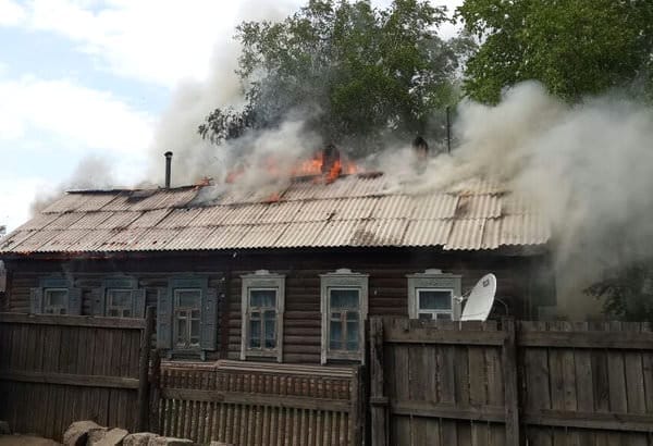 Загоревшаяся крыша едва не оставила без жилья две семьи свободненцев. Новости