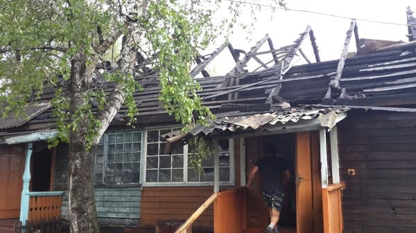 Загоревшаяся крыша едва не оставила без жилья две семьи свободненцев. Новости
