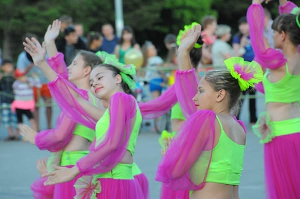 Танцы свободненской молодёжи вызвали восторг у китайских девушек. Новости