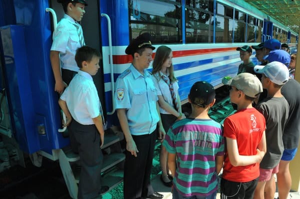 Под присмотром воспитателей-полицейских подростки впервые увидели Детскую железную дорогу в Свободном. Новости