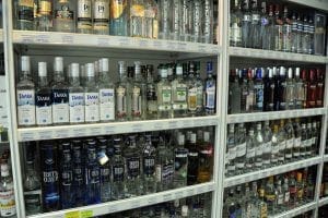 Более тонны нелегального алкоголя изъяли при проверке магазинов в одном из районов Приамурья