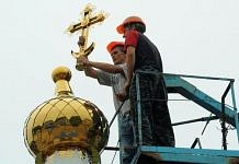 В Свободном священник благословил строителей православной часовни в день её открытия