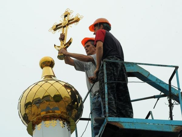 В Свободном священник благословил строителей православной часовни в день её открытия. Новости