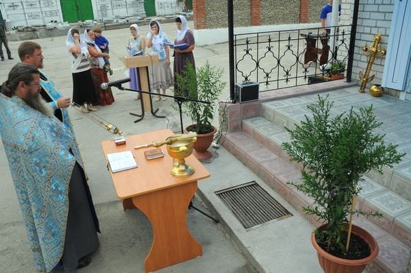 В Свободном священник благословил строителей православной часовни в день её открытия. Новости