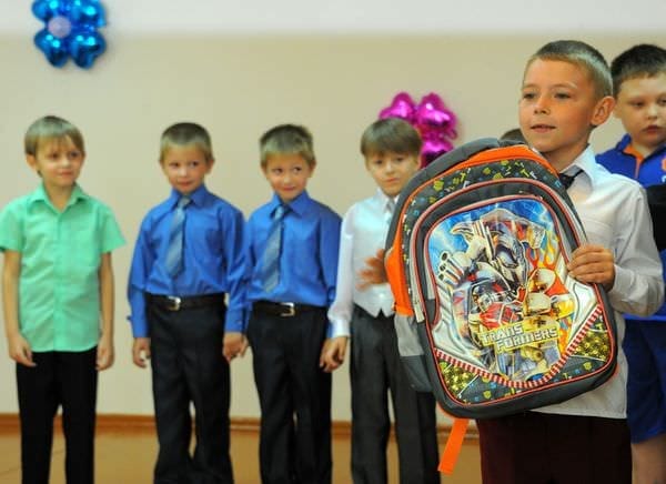 35 свободненских первоклассников получили портфели от Российского детского фонда. Новости