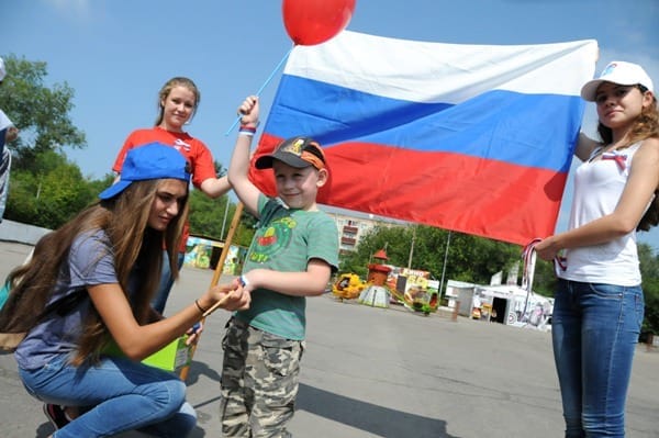 В Свободном молодые патриоты провели акцию в честь Дня государственного флага . Новости