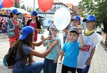 В Свободном молодые патриоты провели акцию в честь Дня государственного флага