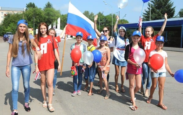 В Свободном молодые патриоты провели акцию в честь Дня государственного флага. Новости