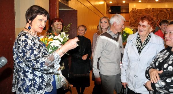 Встреча московских артистов со свободненцами традиционно началась у памятника Гайдаю. Новости
