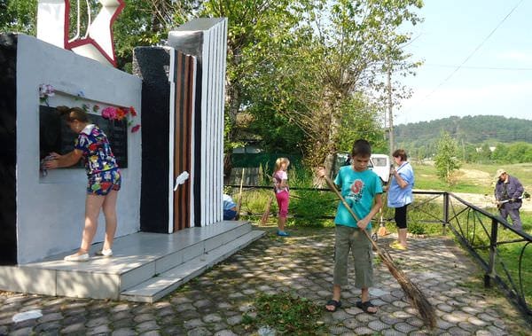 Дети из свободненского приюта привели в порядок памятники погибшим на войне землякам. Новости