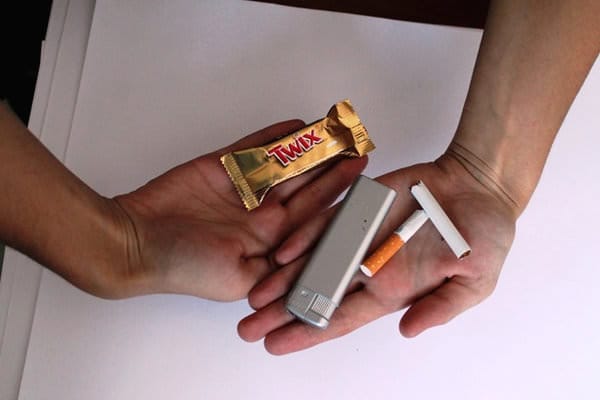 Полицейские предложили углегорским старшеклассникам поменять сигареты на конфеты. Новости