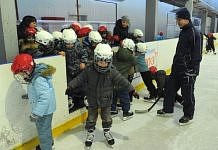 На катке Свободного прошёл первый хоккейный урок для мальчишек из гендерного класса