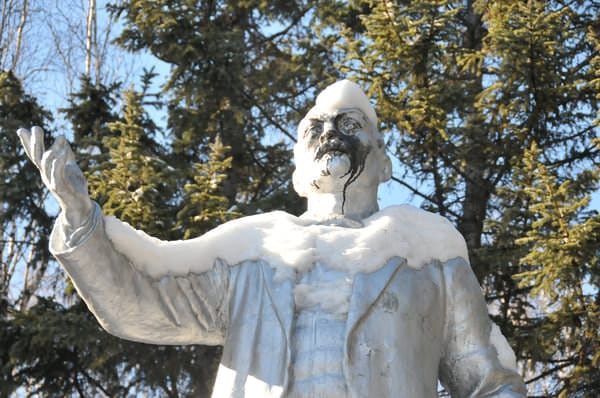 Памятник Ленину в Свободном вновь подвергся нападению вандалов. Новости