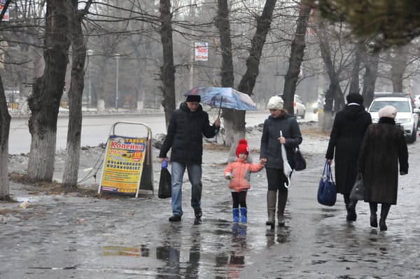 Сугробы на улицах Свободного растаяли под зимним дождём. Новости