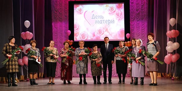 Воспитавшая 13 детей жительница Свободного получила награду в День матери. Новости