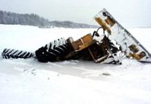 На ледовой переправе в Зейском районе провалился бульдозер