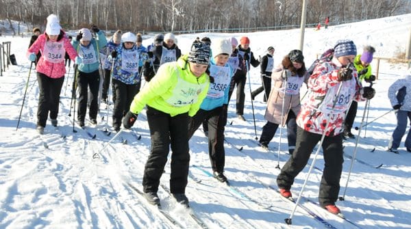 На лыжной базе в Свободном первыми боролись за призы Деда Мороза воспитатели детских садов. Новости