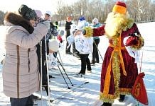На лыжной базе в Свободном первыми боролись за призы Деда Мороза воспитатели детских садов