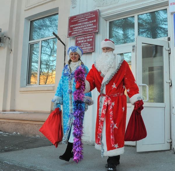 Дед Мороз и Снегурочка навещают свободненских детей. Новости