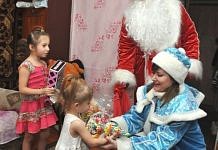 Наши Дед Мороз и Снегурочка спешат подарить свободненским детям новогоднее чудо