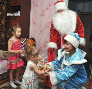 Наши Дед Мороз и Снегурочка спешат подарить свободненским детям новогоднее чудо. Новости
