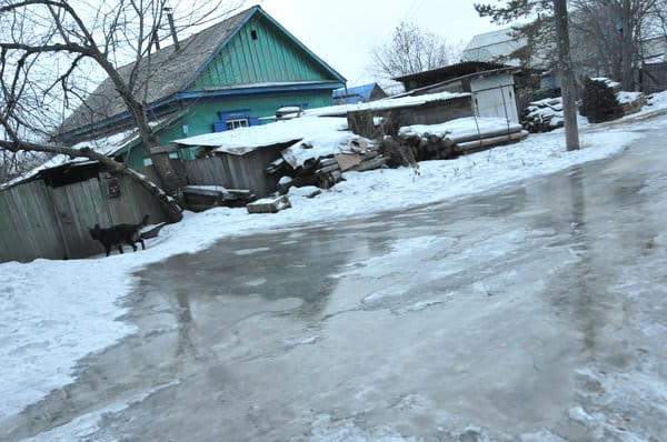 На улице Амурской в Свободном случилось наводнение среди зимы. Новости