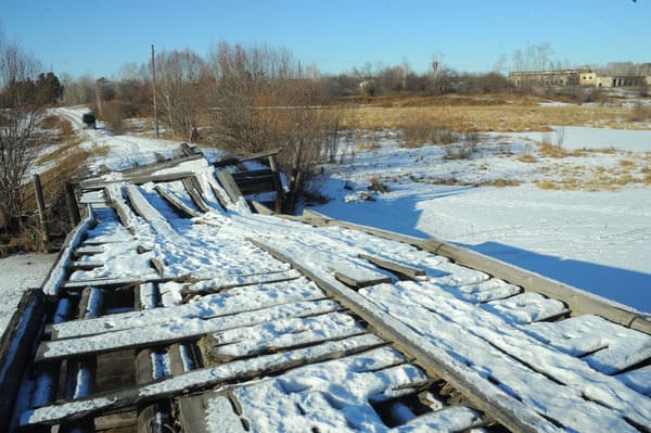 Жители села в Свободненском районе везут гробы на кладбище по полуразвалившемуся мосту. Новости