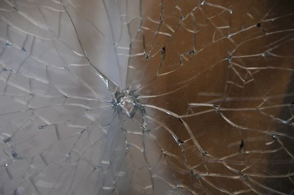В Свободном неизвестные обстреляли стеклянные стены кафе «Тропикана». Новости