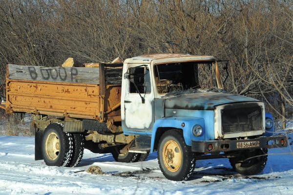 У фермера из Свободненского района угнали и сожгли грузовик с лесом. Новости