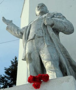 Большинство россиян высказались за сохранение памятников Ленину