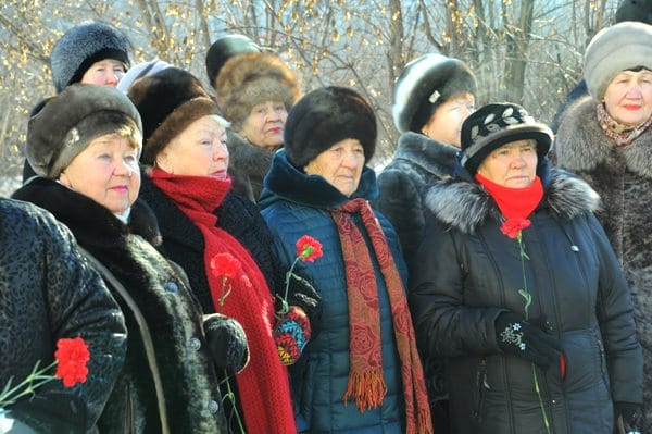 В день рождения Гайдая свободненцы на морозе танцевали у памятника знаменитого земляка. Новости