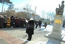 В день рождения Гайдая свободненцы на морозе танцевали у памятника знаменитому земляку