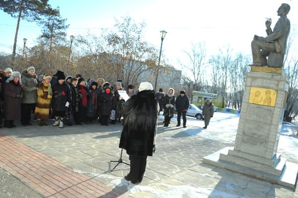В день рождения Гайдая свободненцы на морозе танцевали у памятника знаменитого земляка. Новости