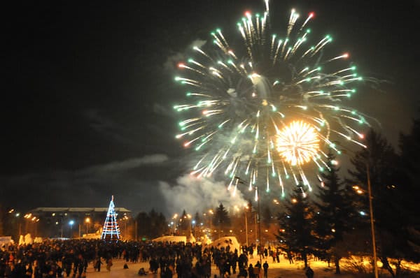 Яркое новогоднее шоу на морозной площади смотрели сотни свободненцев. Новости