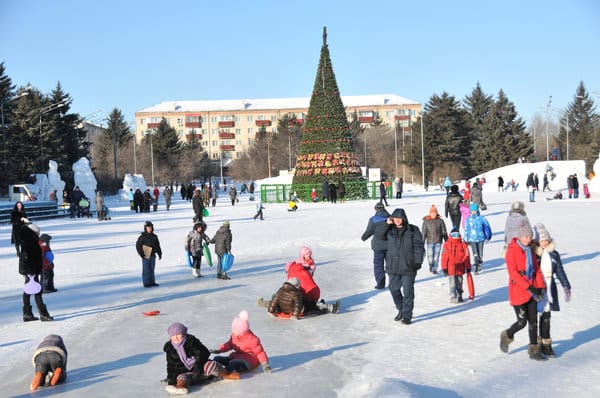 Снежный городок в Свободном стал главным местом отдыха детей на зимних каникулах. Новости