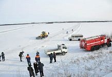 На ледовой переправе в Свободном спасали попавших в ДТП на грузовике женщину с ребёнком