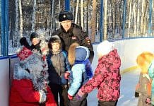Новогодний праздник для воспитанников детского дома в Свободном устроили полицейские из Углегорска