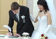 Журналисты Свободного поздравили свою коллегу фотокора Анну и энергетика Александра со свадьбой