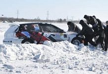 От азарта участников и болельщиков на областных автогонках в Свободном «плавился лёд»