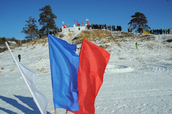 Снежную крепость в Свободненском районе вновь штурмовали курсанты ВПК со всей области. Новости