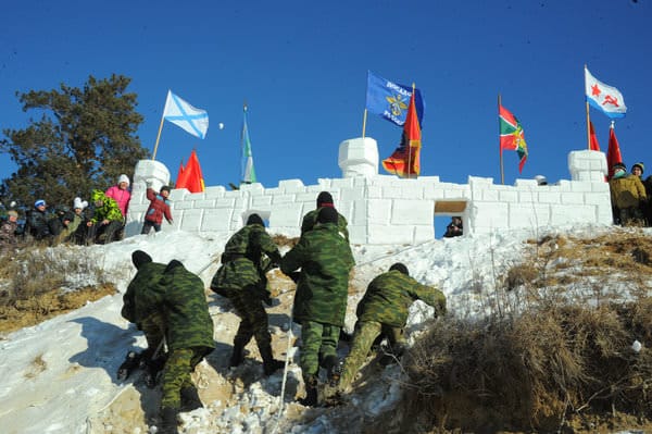 Снежную крепость в Свободненском районе вновь штурмовали курсанты ВПК со всей области. Новости