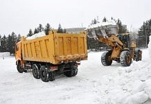 Демонтаж снежного городка в Свободном начали под мартовским снегопадом