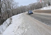 Во время снегопада многие свободненские водители не рискуют ехать по репинскому спуску