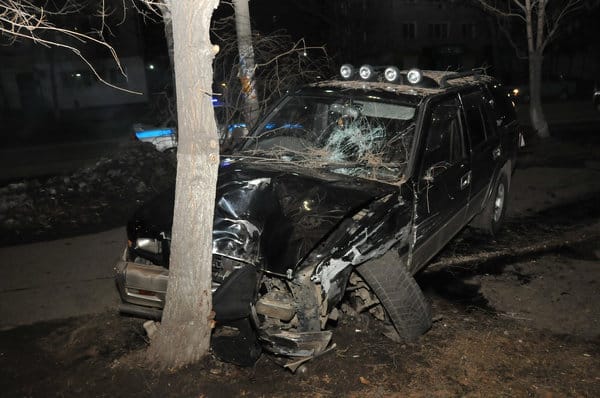 Свободненский водитель врезавшегося в дерево джипа отказался от теста на алкоголь. Новости
